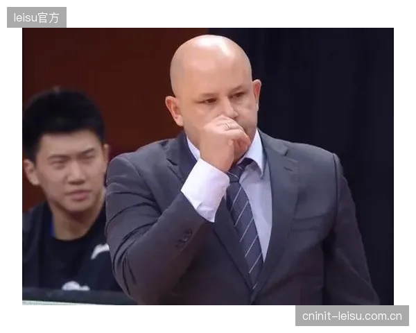 哈力克用不懈的奔跑和凶悍的抢断，为河南队的中场注入了防守硬度。